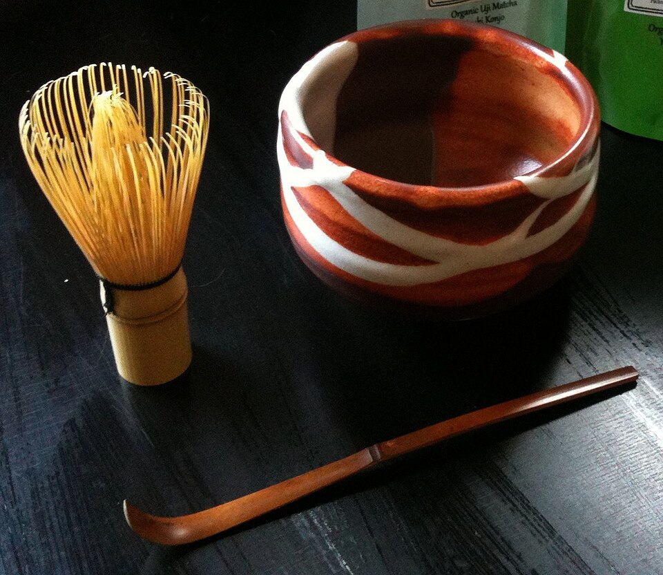 Chawan con matcha batido y batidor de bambú chasen