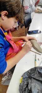 Niño modelando cerámica